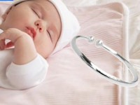 Lý do bạn nên đeo lắc bạc cho trẻ em