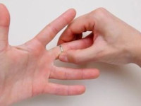 Mẹo tháo nhẫn bị chật khỏi ngón tay dễ dàng nhanh chóng