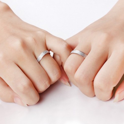 4 rắc rối thường gặp khi đeo nhẫn cưới và cách xử lý - PNJ Blog
