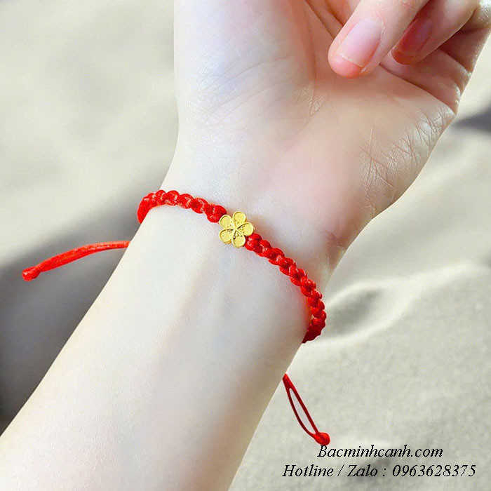 Vòng tay chỉ đỏ charm hoa mai vàng 10k LTNU440