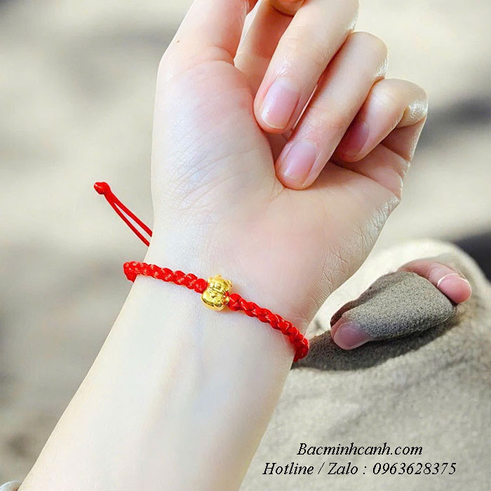 Vòng tay chỉ đỏ charm mèo thần tài vàng 10k LTNU443